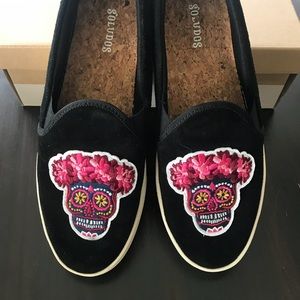 Adorable Dia de los Muertos sneakers!